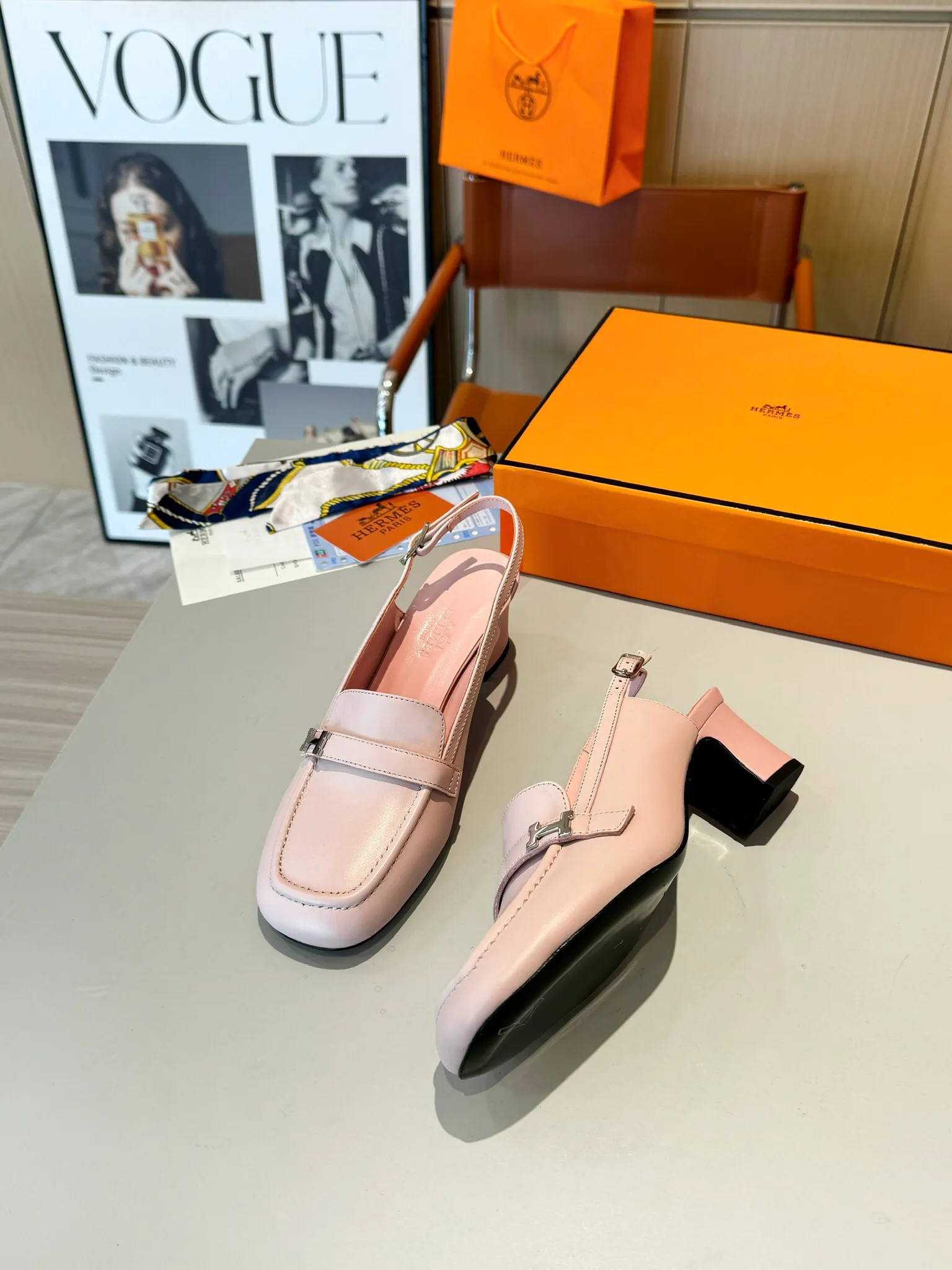 👟👟Ex-factory price 520👟👟 Hermes Groupie square-toe H-buckle mules, half-drag high heels and flat heels; the foot feel at the counter is invincible, groupie Mule shoes are made of h-buckle canvas and calfskin with mini silver Paris shoe buckles and contrasting piping. They are super beautiful in real life. Upper: imported original calfskin/original molded fabric. Lining: sheepskin. Outsole: Italian genuine leather outsole. Original packaging. Heel height: 5cm and 2 types of flat heel. Size: 35-41 (customized in size 42). Color: 6 colors.